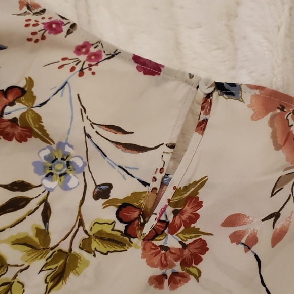 NWT Plus Size Floral Blouse - Picture 4 of 5